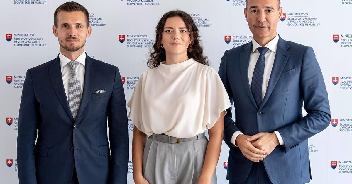 mládežnícka delegátka v strede spolu s ministrom školstva a štátnym tajomníkom