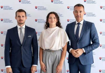 mládežnícka delegátka v strede spolu s ministrom školstva a štátnym tajomníkom