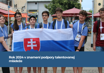 Na obrázku je 6 mladých ľudí, ktorí reprezentovali Slovensko na medzinárodnej predmetovej olympiáde. Spolu s pani učiteľkou držia slovenskú vlajku.