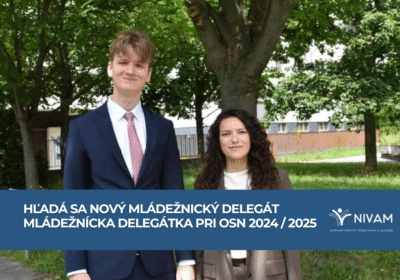 Obaja ľudia na obrázku sa usmievajú do objektívu a stoja vonku v parku