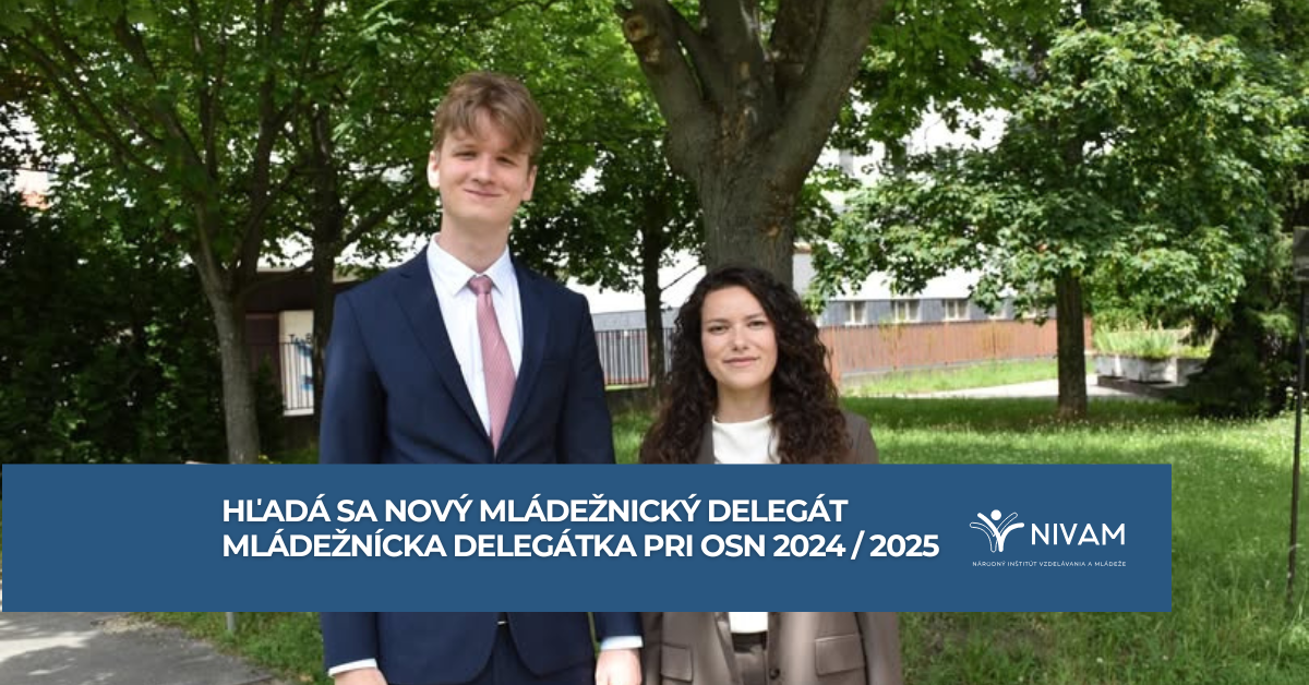 Obaja ľudia na obrázku sa usmievajú do objektívu a stoja vonku v parku