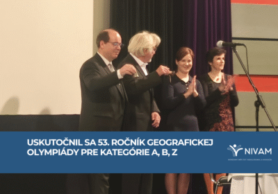 štyria ľudia na obrázku stoja na pódiu a tlieskajú