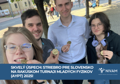 štyria mladí ľudia držia v rukách medailu z olympiády