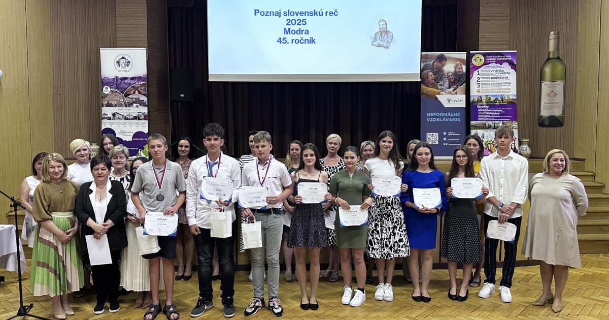 Na obrázku sú ocenení a organizátori súťaže Poznaj slovenskú reč.