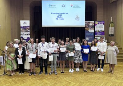 Na obrázku sú ocenení a organizátori súťaže Poznaj slovenskú reč.