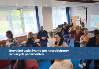 Na obrázku sa nachádza 15 osôb, ktoré sú rozdelené do skupín a konverzujú
