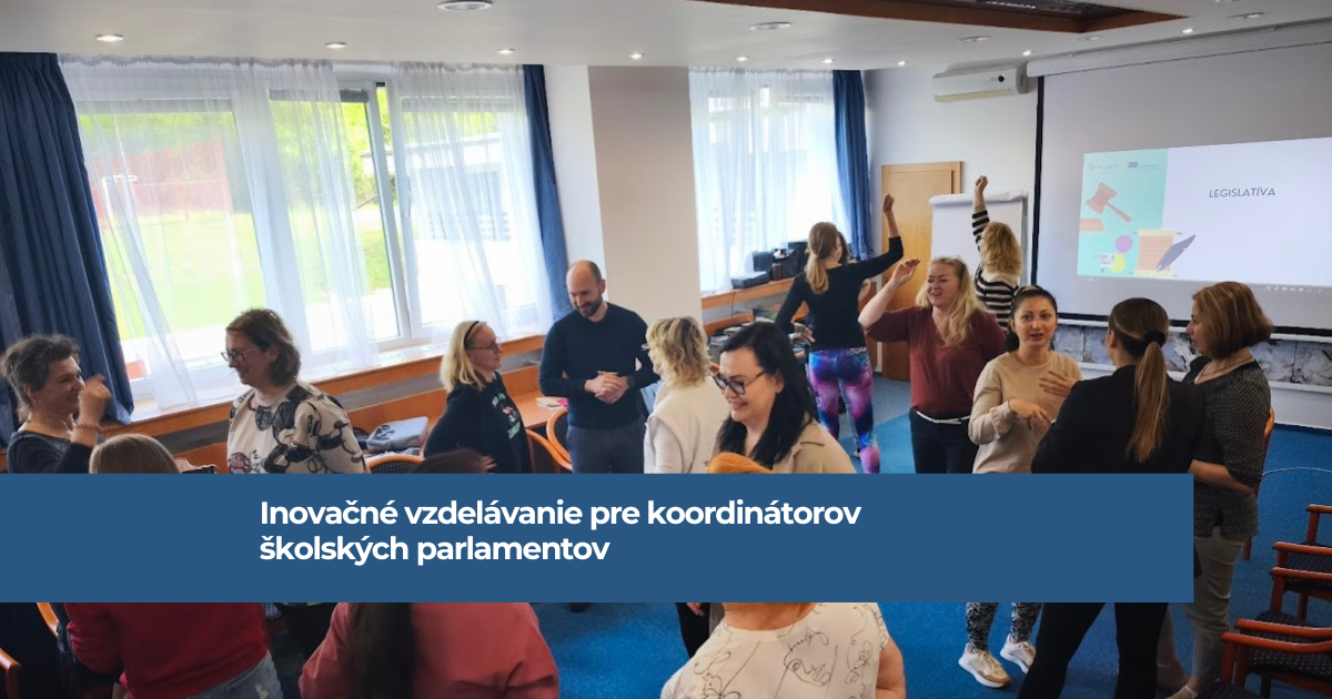 Na obrázku sa nachádza 15 osôb, ktoré sú rozdelené do skupín a konverzujú