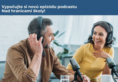 Ilustračná fotografia k článku o novom podcaste. Na obrázku sú dvaja ľudia - chlap a žena, majú pred sebou mikrofóny k nahrávaniu rozhovoru.