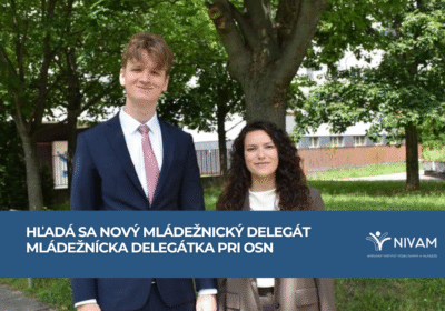 Obaja ľudia na obrázku sa usmievajú do objektívu a stoja vonku v parku