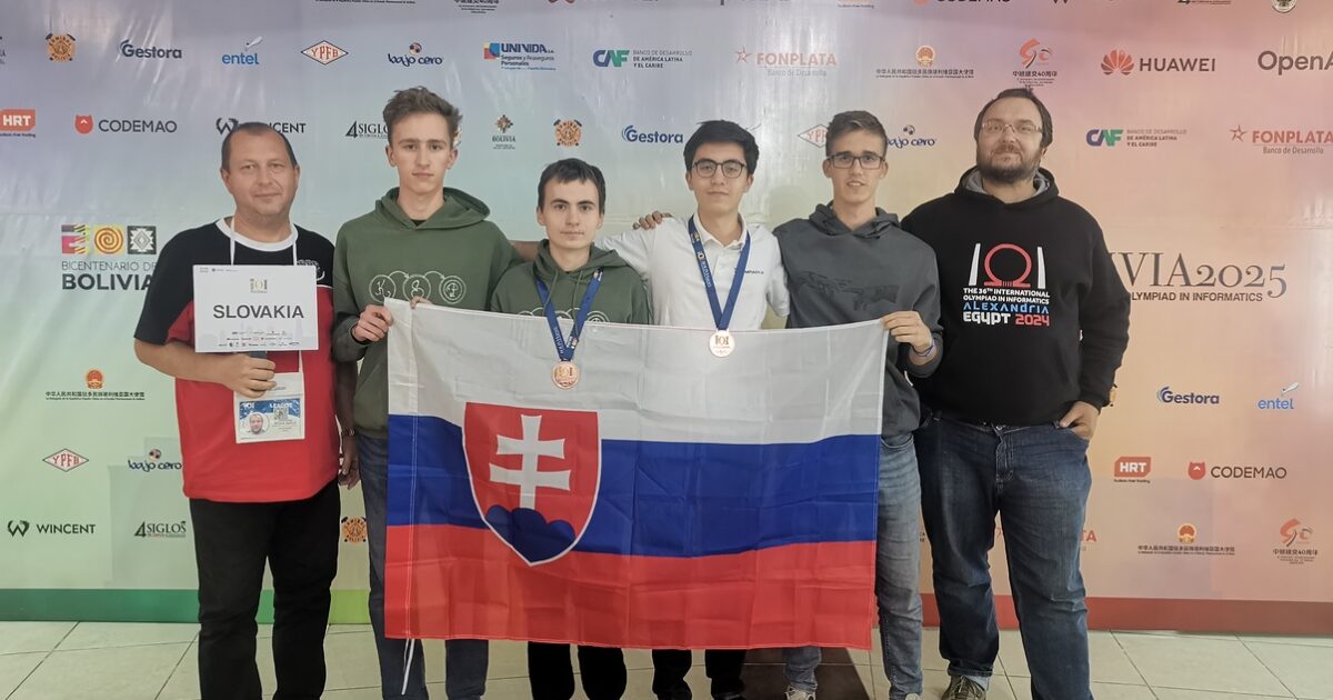 Na obrázku sa nachádza šesť chlapcov, ktorí držia vlajku Slovenska a pozerajú sa do objektívu kamery