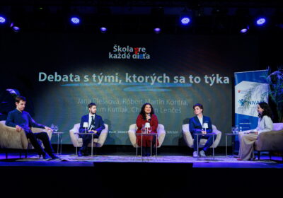 N fotografii sú štyria ľudia, ktorí sedia v kreslách a za nimi je snímka z prezentácie s nadpisom: Debata s tými, ktorých sa to týka.