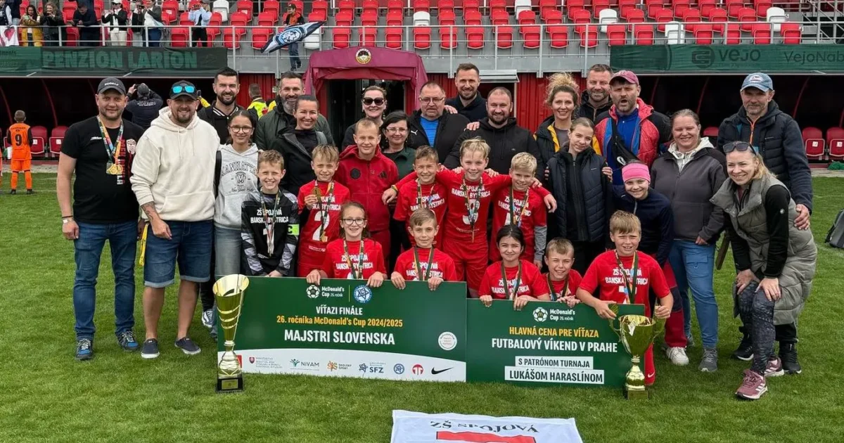 Na obrázku sa nachádza mládežnícke futbalové družstvo s trénermi