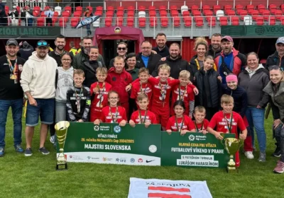 Na obrázku sa nachádza mládežnícke futbalové družstvo s trénermi