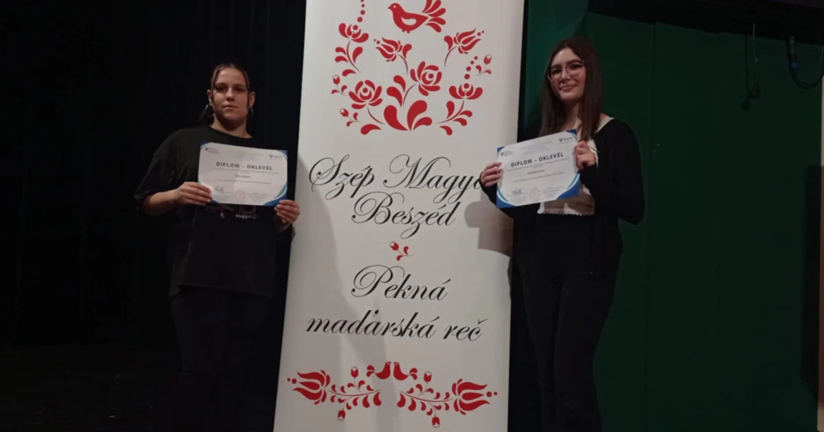 na foto sú dve súťažiace fotiace sa s diplomom zo súťaže Pekná maďarská reč