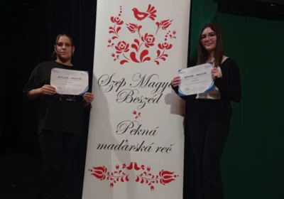 na foto sú dve súťažiace fotiace sa s diplomom zo súťaže Pekná maďarská reč