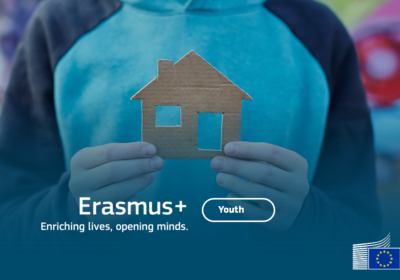 Mladý človek drží maketu domu z kartónového papiera