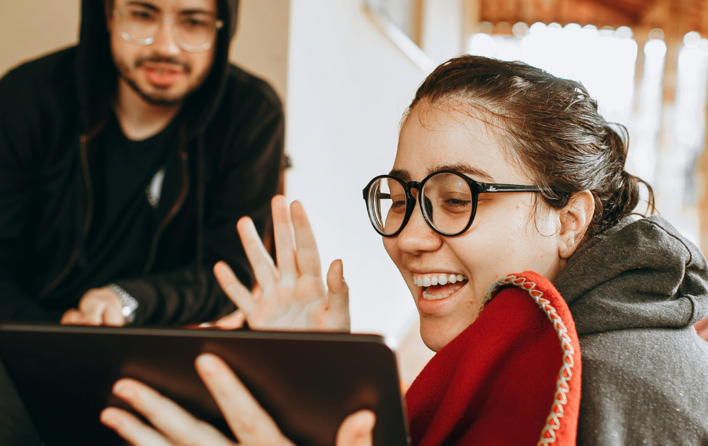 Mladí ľudia hľadia do tabletu