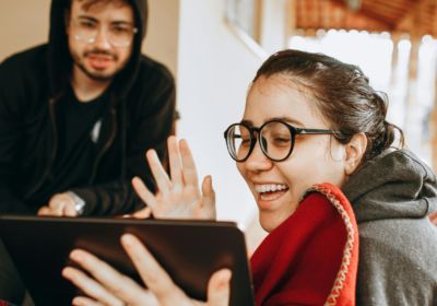 Mladí ľudia hľadia do tabletu