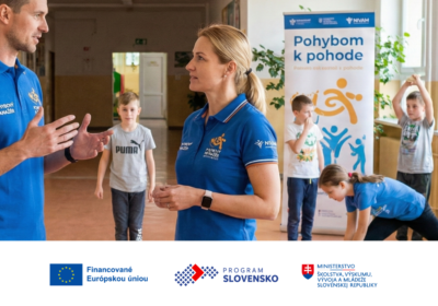 Pohyboví manažéri na chodbe školy