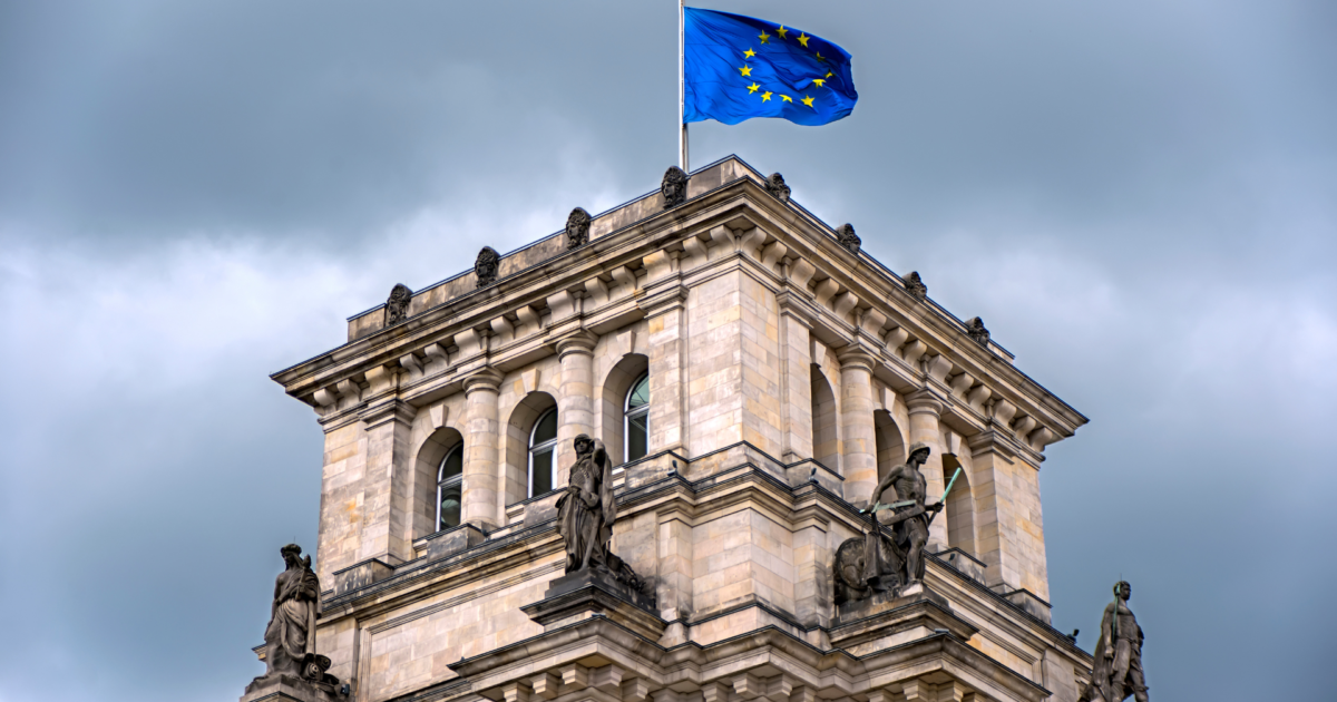 Historická budova s vlajkou EU na vrchole