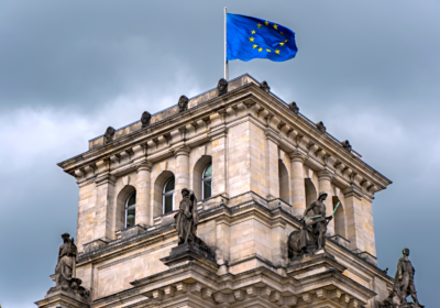 Historická budova s vlajkou EU na vrchole