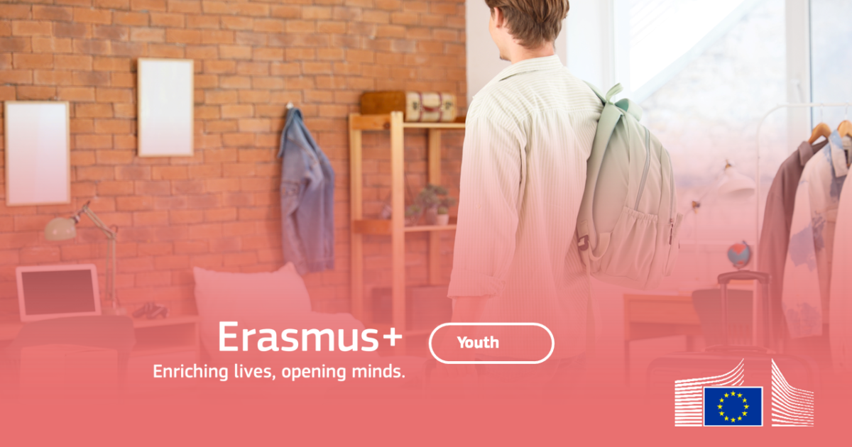 Mladý muž stojí vo svojom byte, logo EU a Erasmus+ Youth Wiki