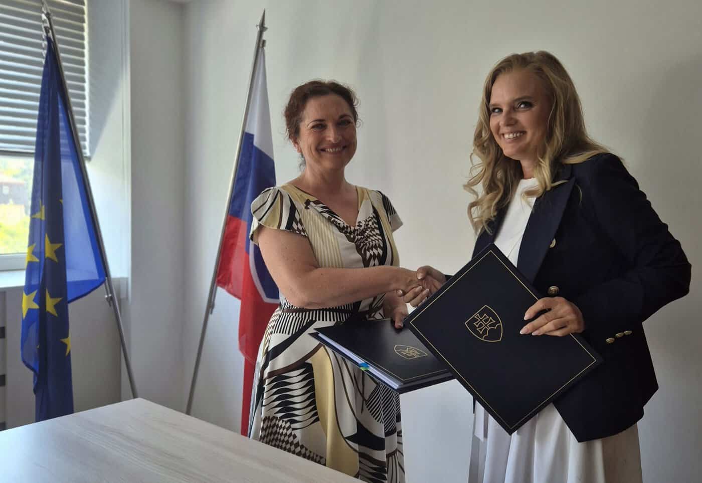 generálna riaditeľka NIVaM Romana Kanovská a riaditeľka Regionálneho úradu školskej správy v Bratislave Miriam Valašiková si preberajú podpísané zmluvy o bezodplatnom prevode nehnuteľného majetku štátu - budova na Pluhovej 8 v Bratislave