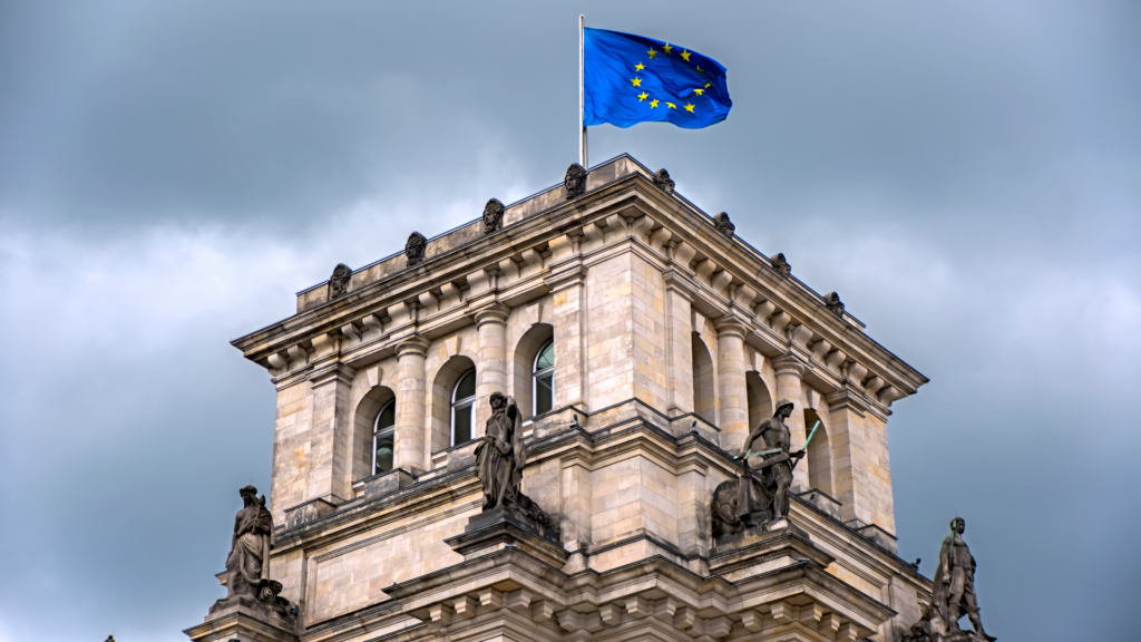 Historická budova s vlajkou EU na vrchole