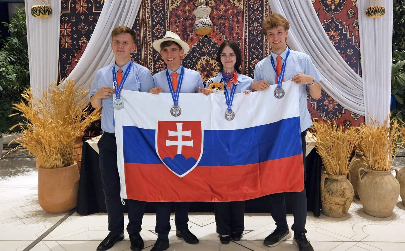 ilustračná fotografia slovenských reprezentantov na medzinárodnej olympiáde