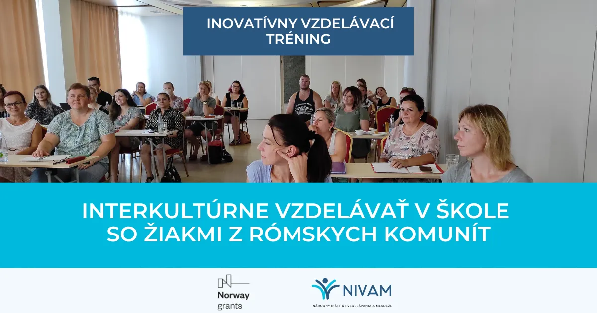 Grafika k vzdelávaciemu tréningu s fotkou účastníkov z posluchárne.