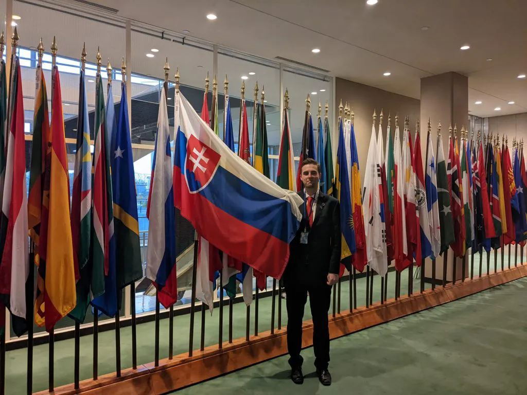Mládežnícky delegát drží slovenskú zástavu.