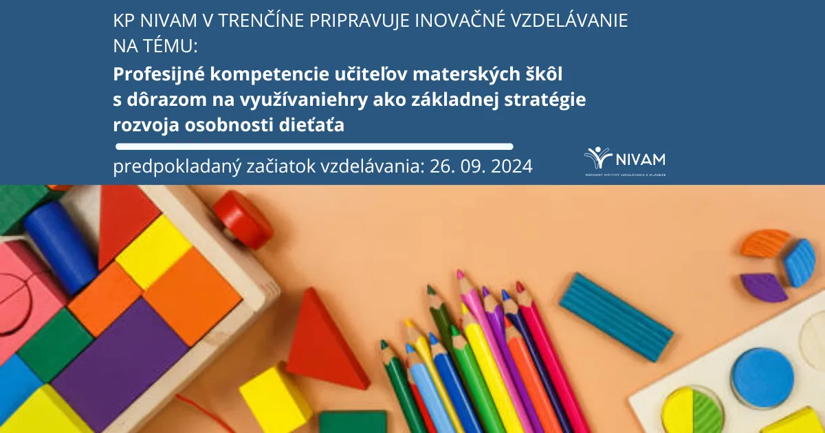Farebné ceruzky a farebné kocky položené na stole.