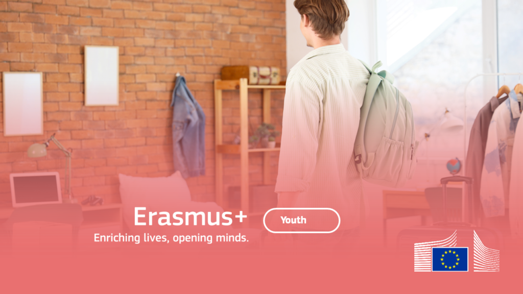 Mladý muž stojí vo svojom byte, logo EU a Erasmus+ Youth Wiki