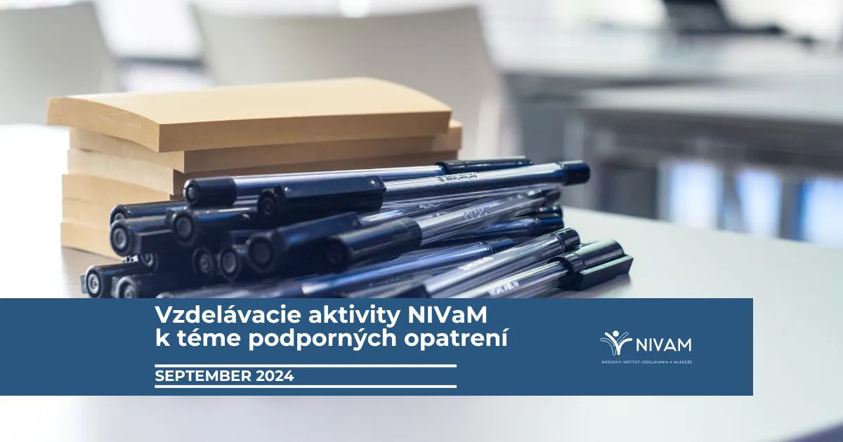 Na stole položené perá a poznámkové bloky k vzdelávaniu.