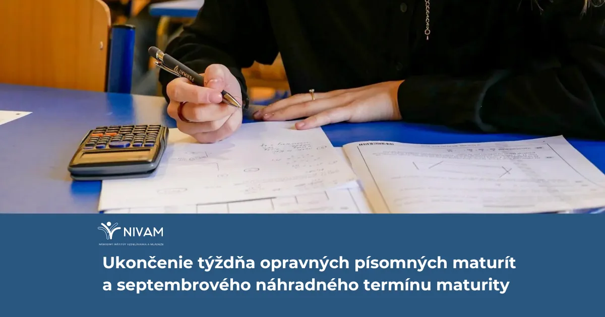 Na obrázku študentka držiaca pero v ruke a na stole má písomné maturity a kalkulačku.