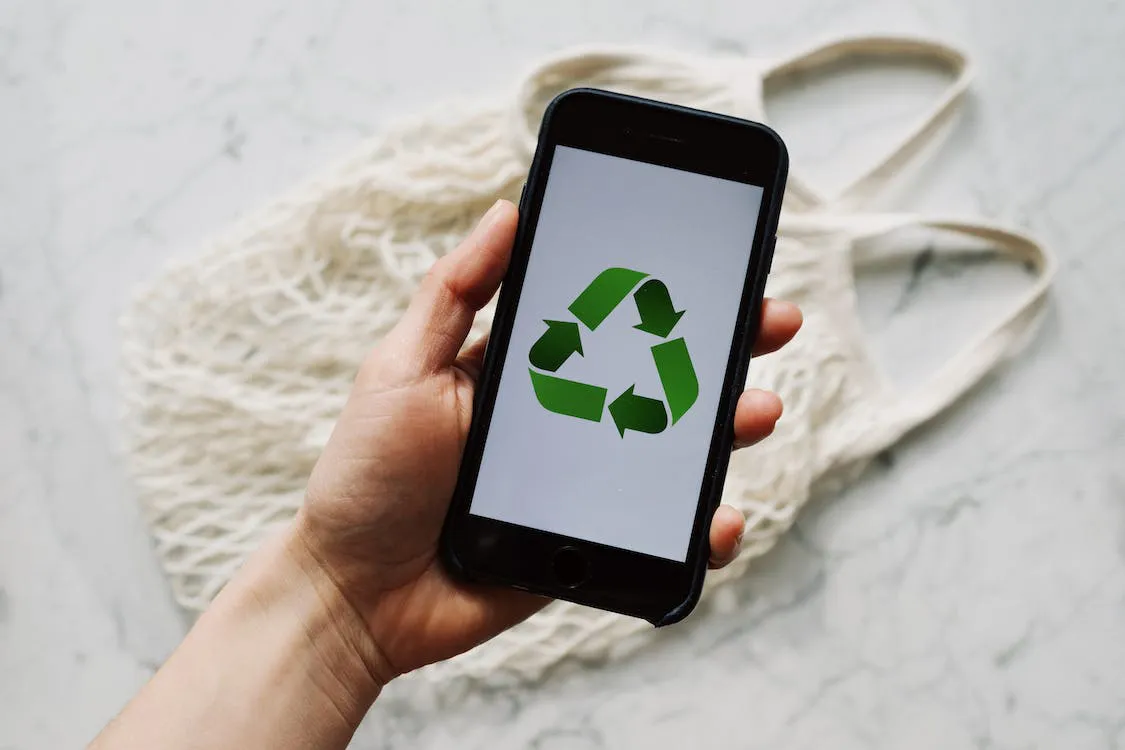 Znak recyklácie na mobilnom telefóne.