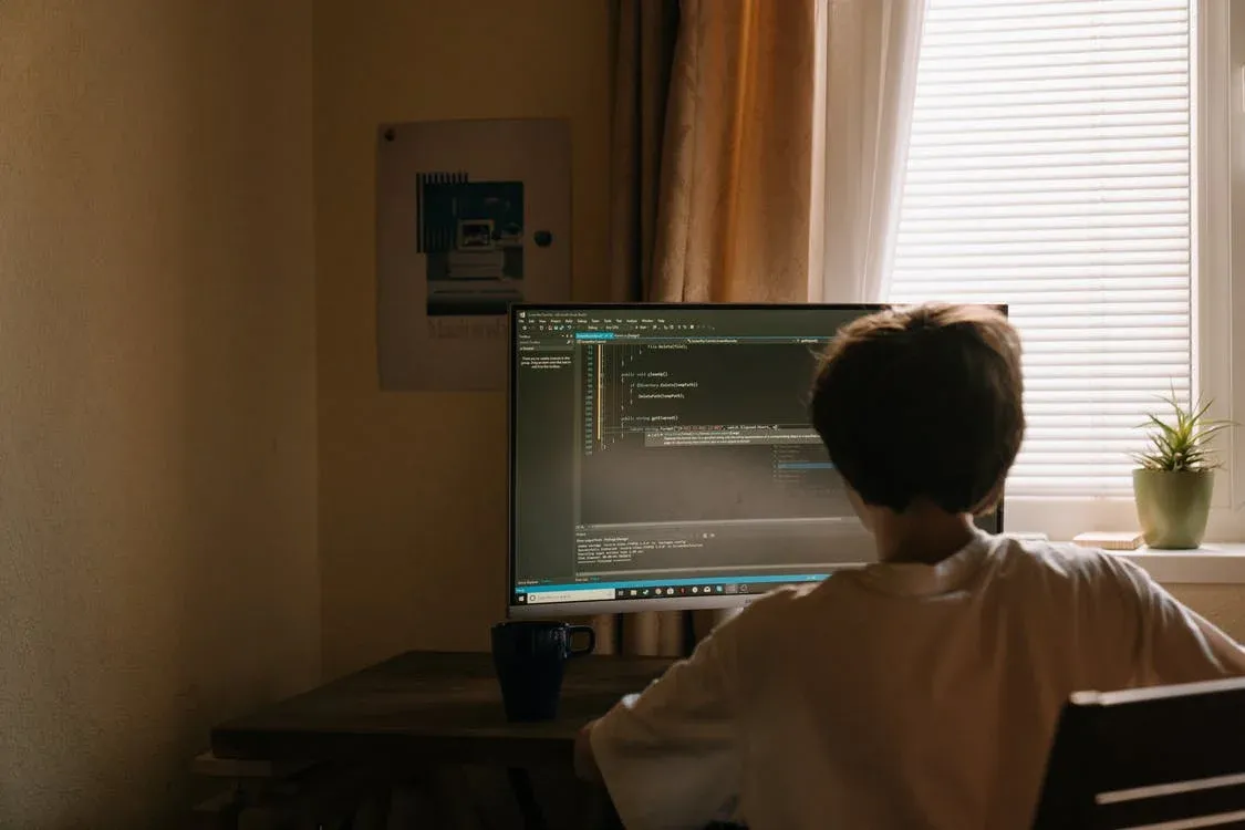 Na fotke programuje mladý chlapec.