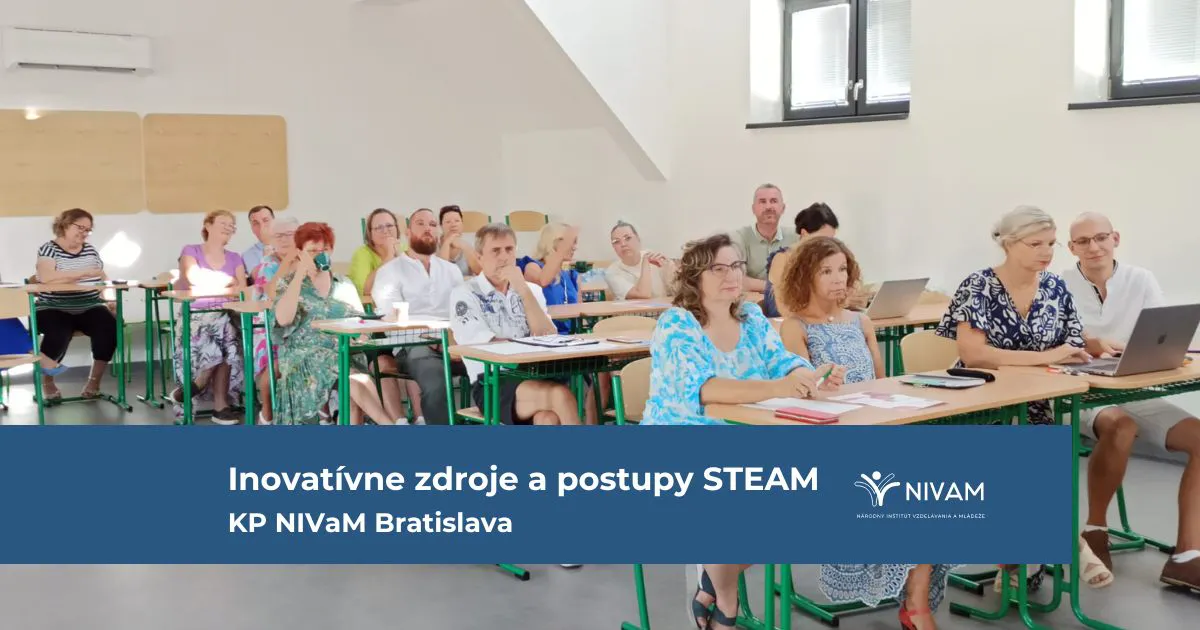 Na fotografii učitelia sediaci v školských laviciach